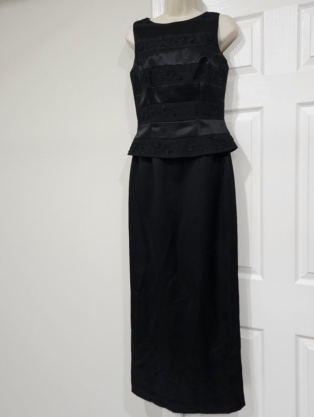 Classic Black Sleeveless Peplum Evening Dress